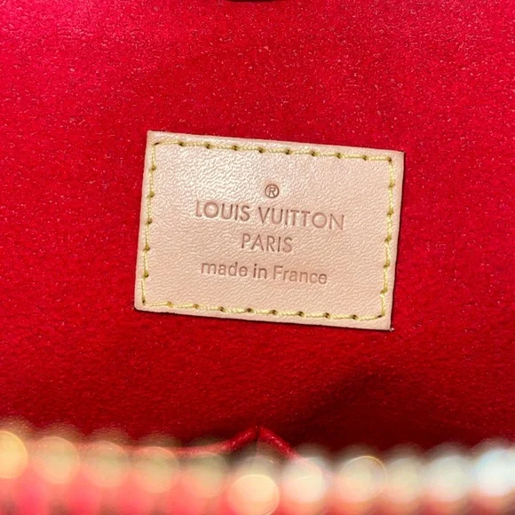 Authentic LV V Tote MM Rouge in Monogram With strap - Picture 15 of 15